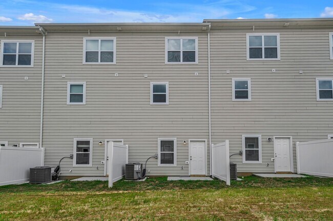 Building Photo - 701 Taylor Dr
