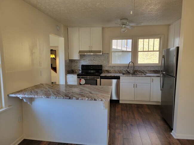 Building Photo - Wonderful spacious country home