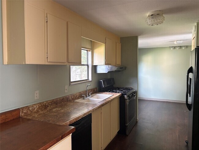 Building Photo - 16211 N Shore Dr