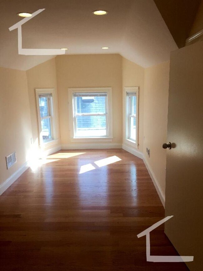 Building Photo - nice 4 bed in Newton