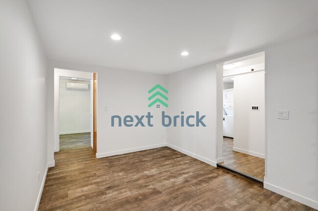 Building Photo - Charming Shoreline Home on a Spacious Lot | A/C & EV Charger | Near Light Rail