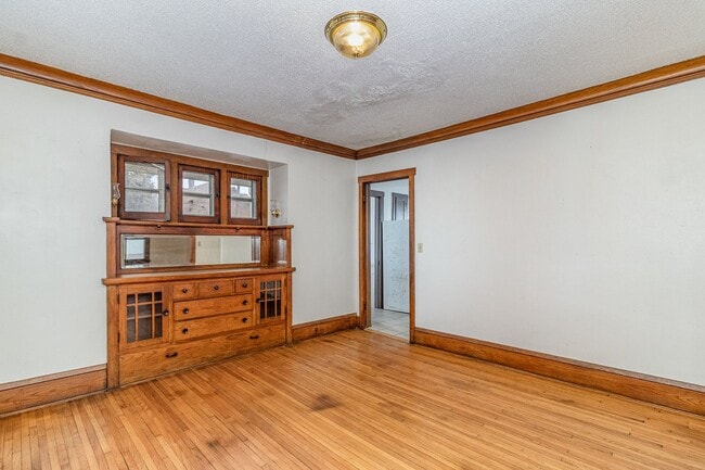 Building Photo - 3 Bed | 1 Bath in Heart of St. Paul