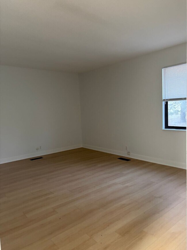 Building Photo - Charter Homes 312-314