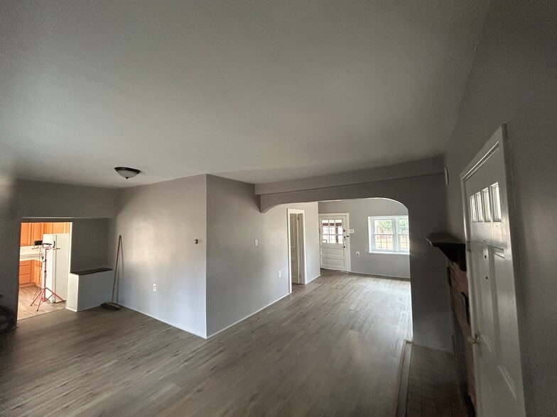 L-shaped Living Room - 1520 Harvey Ln