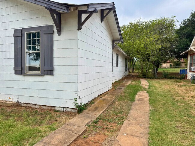 Building Photo - 3 Bed 2 Bath Home With Tons Of Natural Light