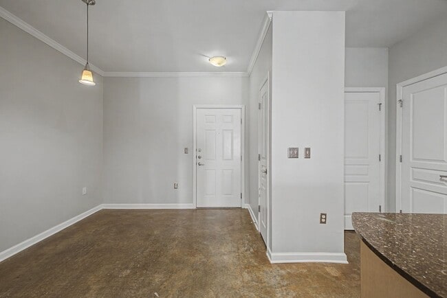 Building Photo - Penthouse-level 1 bed / 1 bath Condo at Bristol on Broadway