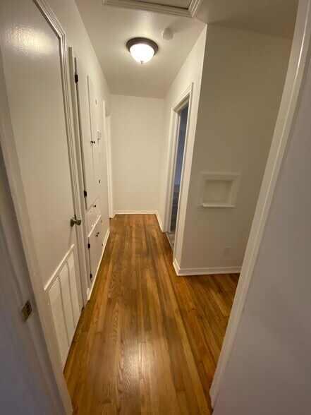 Building Photo - 2047 Farola Dr