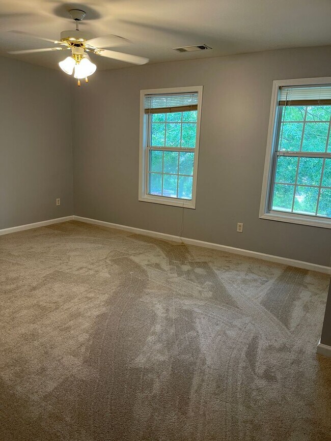 Building Photo - Spacious Townhouse