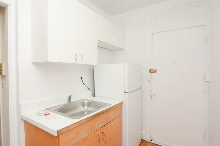 Building Photo - 3310 W Schubert Ave