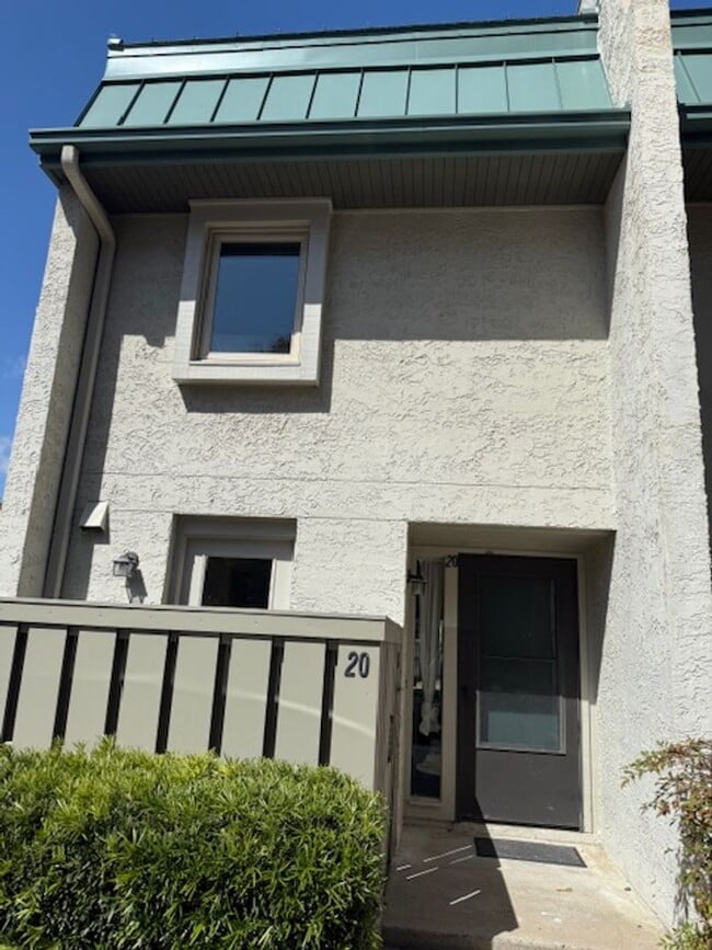 Building Photo - 2 Bedroom / 2 Bathroom @ Surf Court