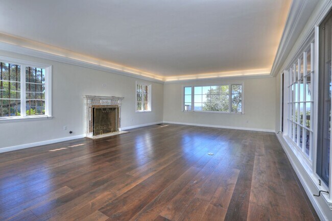 Building Photo - Breathtaking Private Estate