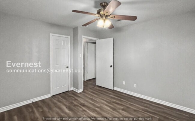 Building Photo - 4 Bed/2.5 Bath Home with Detached Garage / Pet-Friendly / Available  Now!