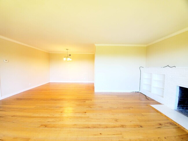 Building Photo - 301 42nd Ave