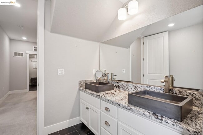 Building Photo - 6733 Skyview Dr