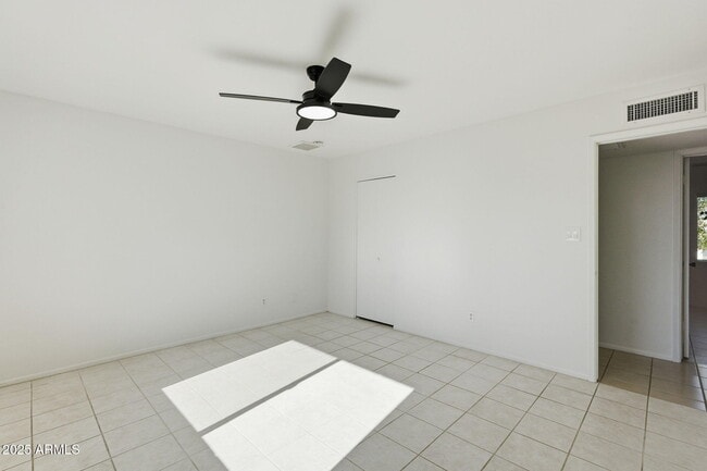 Building Photo - 1321 E Townley Ave