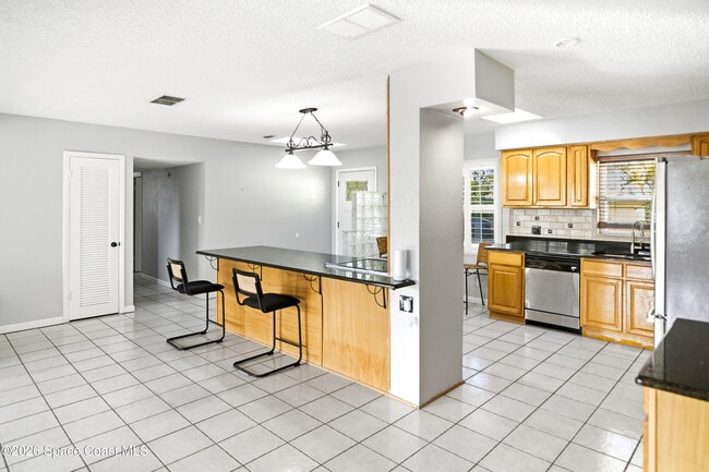 Building Photo - 1205 Sun Cir W
