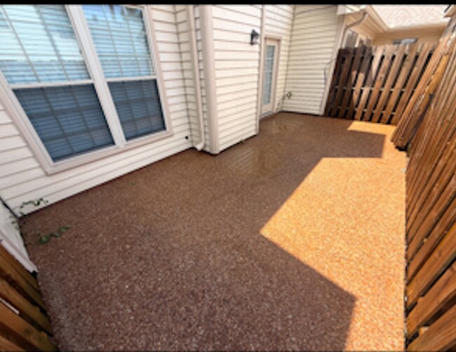 Building Photo - 834 Brentwood Pointe