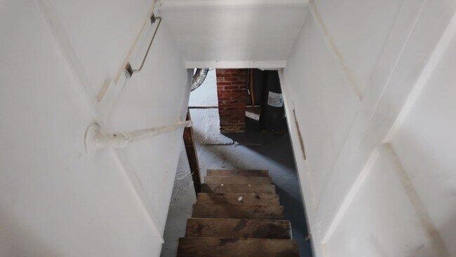 Building Photo - 508 N Oak St