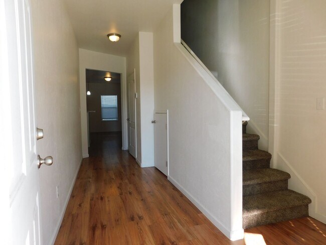 Building Photo - Condo Close to Shopping