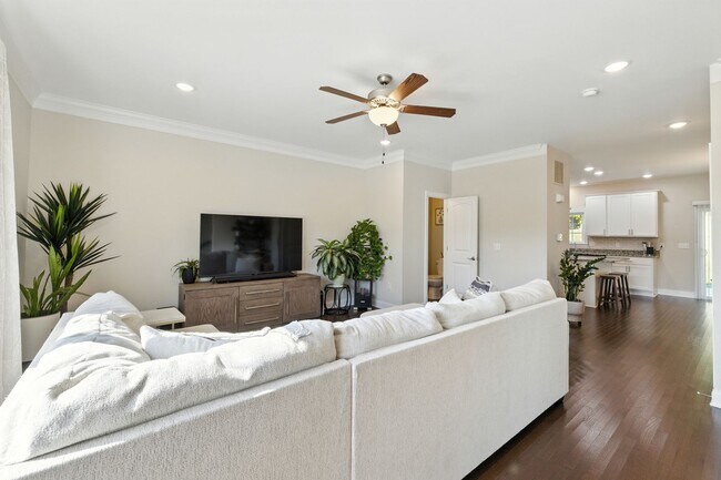 Building Photo - Immaculate Townhouse with Finished Basement