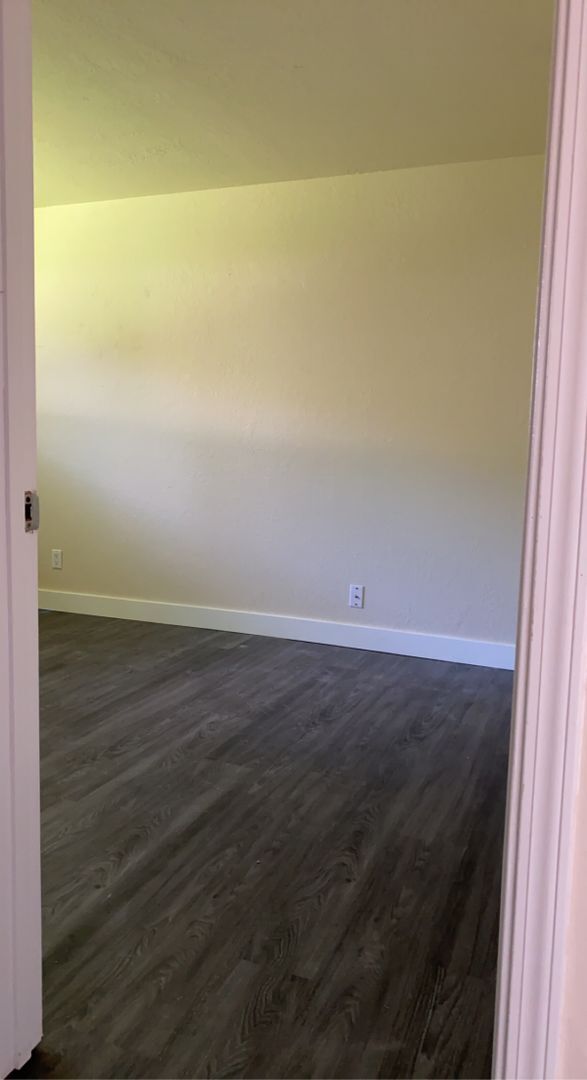 Building Photo - 4 Bedroom, 2 Bathroom House with Large Fen...