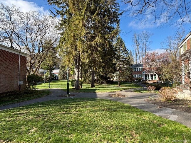 Building Photo - 580 Bedford Rd