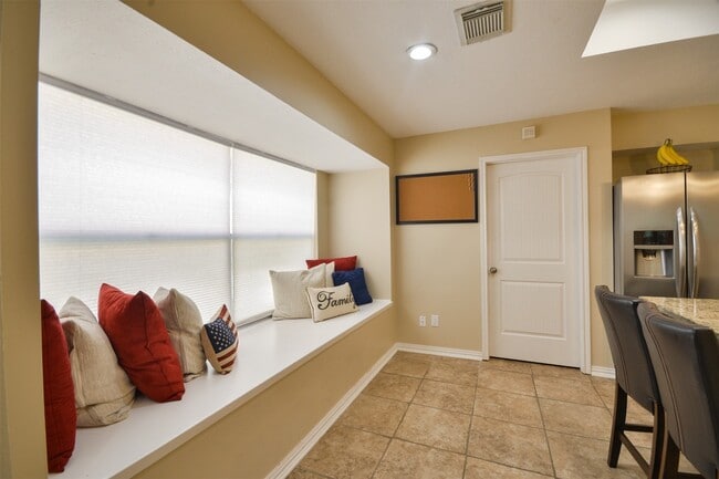 Building Photo - 3218 Lake Stream Dr