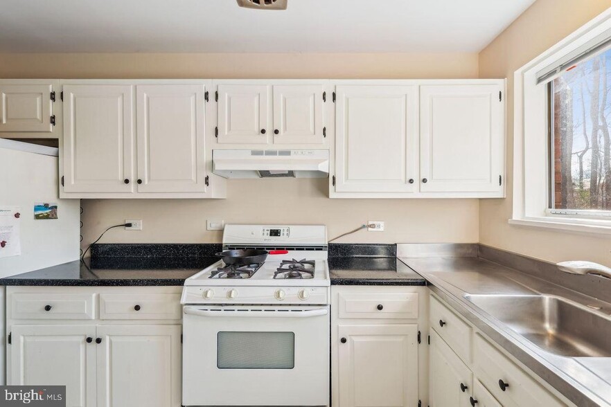 Building Photo - 10600 Kenilworth Ave