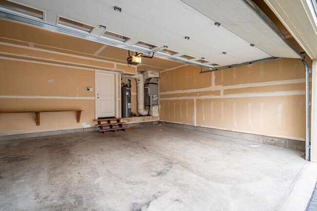 Building Photo - 3 Bedroom Townhome at The Vineyard