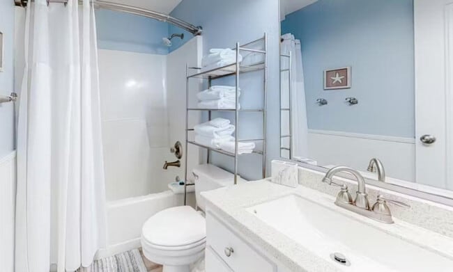 Building Photo - 572 E Beach Blvd