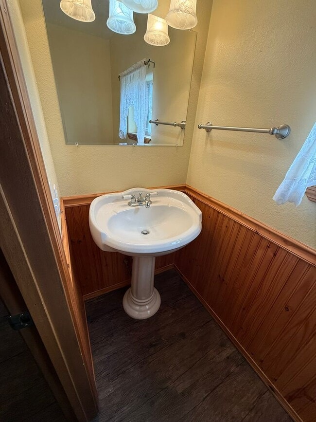 Building Photo - 3 bed 2.5 bath Victor home with pasture.