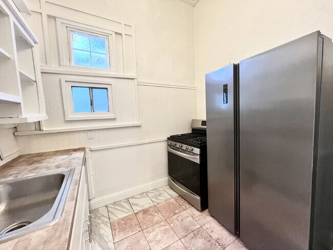 Building Photo - Bottom Unit with Tall Ceilings W/ Backyard
