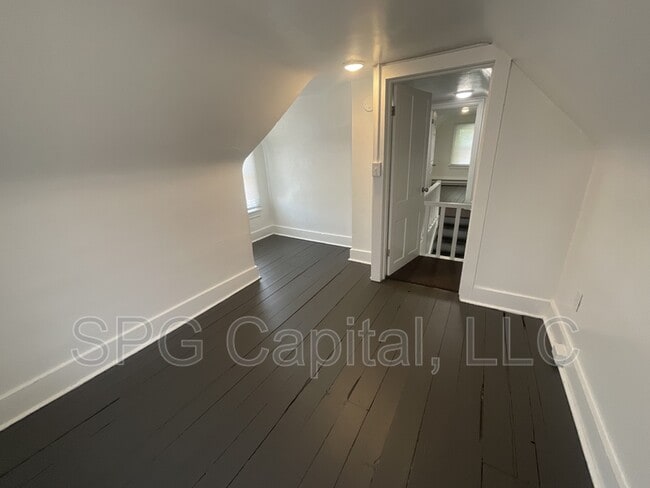 Building Photo - 262 E Garfield St