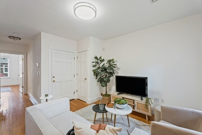 Building Photo - APARTMENT