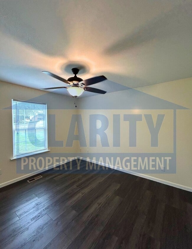 Building Photo - Two bedroom townhome w/garage!