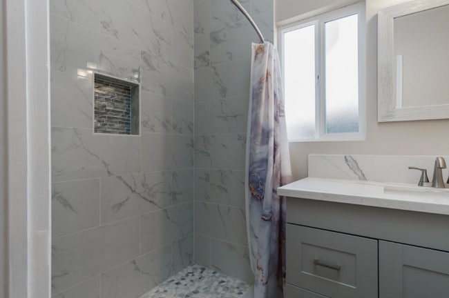 Building Photo - Completely renovated 1 bed, 1 bath house with yard