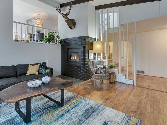 Building Photo - Chic Urban Oasis in Hillsdale