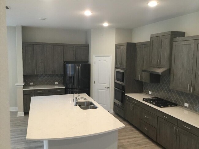 Building Photo - 421 Fair Oaks Dr