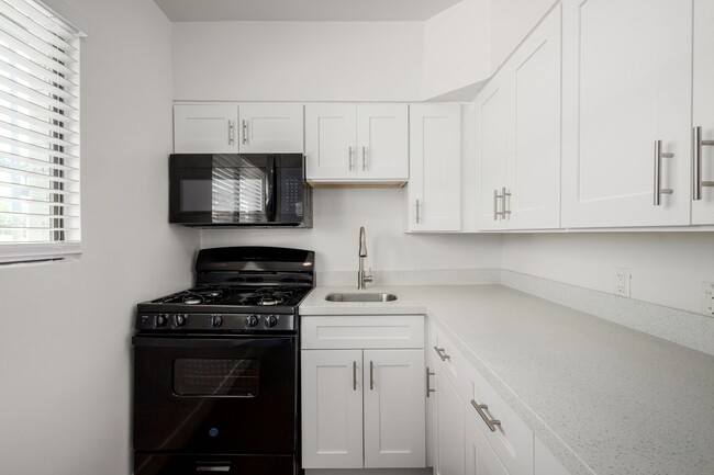 Building Photo - Upgraded One Bedroom, One Bathroom at 28 o...