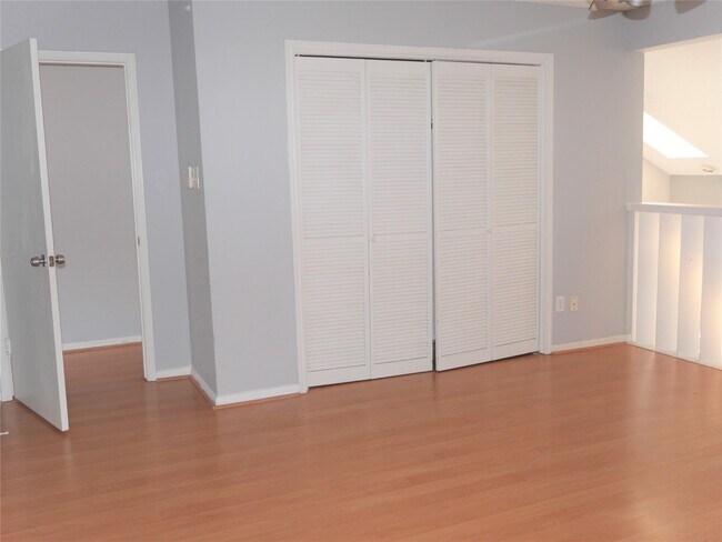 Building Photo - 13840 Hollowgreen Dr