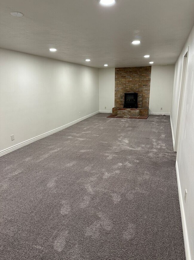 Building Photo - Newly Remodeled 5 Bed, 3 Bath Home – 2-Car...