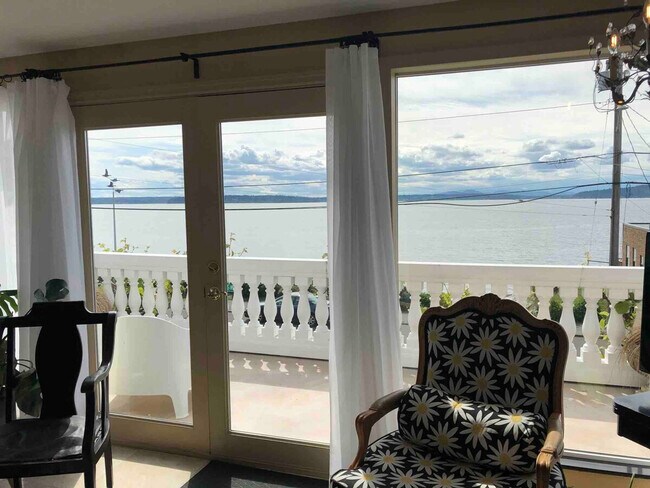 Building Photo - 4028 Beach Dr SW