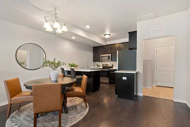 Building Photo - Amazing 3 bedroom Townhouse in Central For...