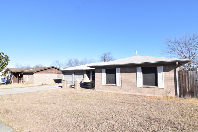 Building Photo - 415 Cottonwood Dr