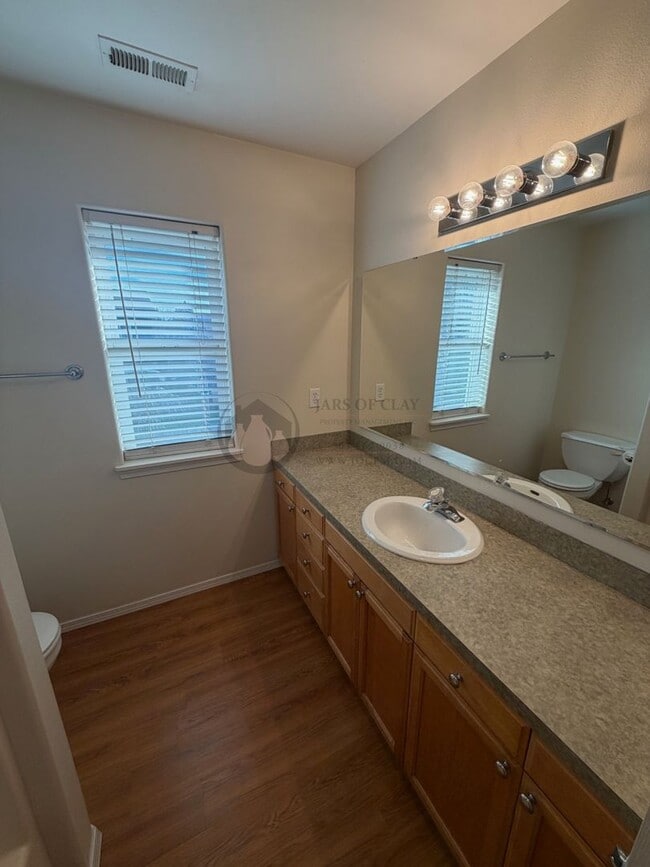 Building Photo - Great Location in Canby-Ready to Rent