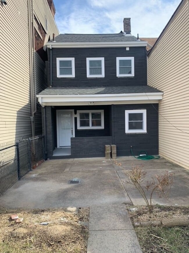 Building Photo - Beautiful 2 bedroom 2 bathroom home in the heart of Bloomfield.