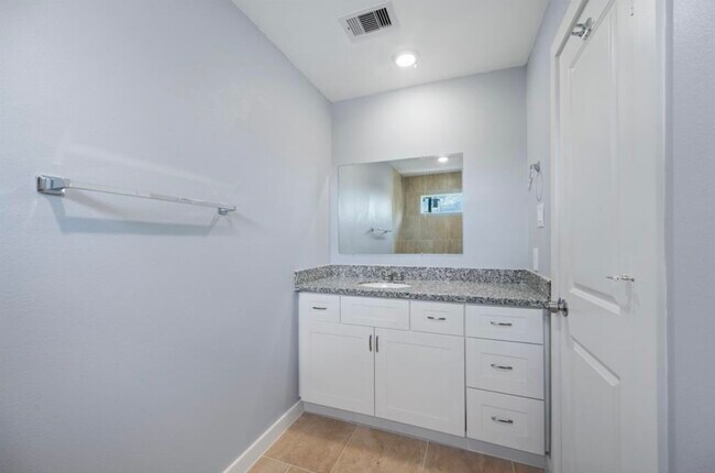 Building Photo - 622 Maple Way