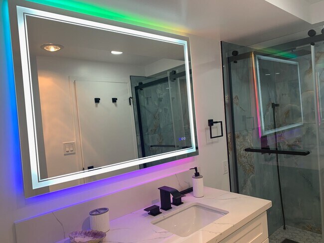 Building Photo - 4265 Marina City Dr