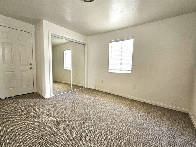 Building Photo - 654 W 21st St