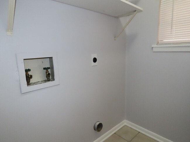 Building Photo - Charming 2 Bedroom, 1 Bath House in Whiteh...